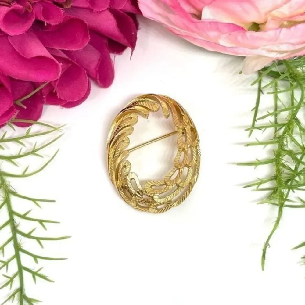 VINTAGE⚜️TRIFARI Golden Feathered Oval Brooch
